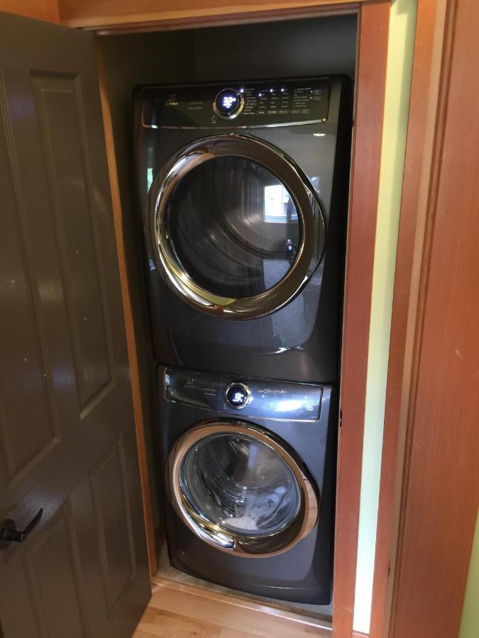 Renovated Condo, 2Br, 2Ba, Heated Pool, 3 Hot Tubs, Pets Welcome! Canmore Kültér fotó