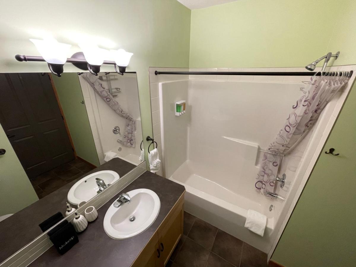 Renovated Condo, 2Br, 2Ba, Heated Pool, 3 Hot Tubs, Pets Welcome! Canmore Kültér fotó