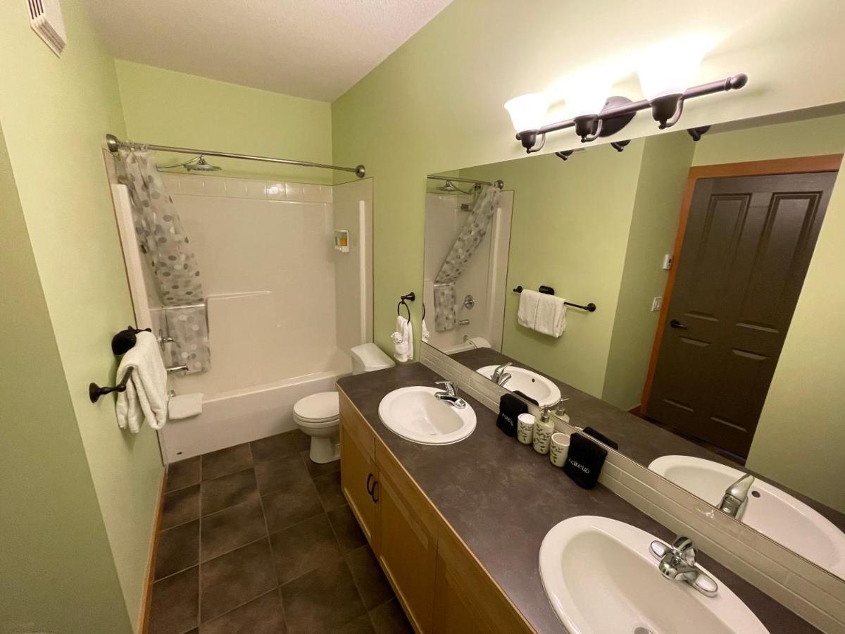 Renovated Condo, 2Br, 2Ba, Heated Pool, 3 Hot Tubs, Pets Welcome! Canmore Kültér fotó