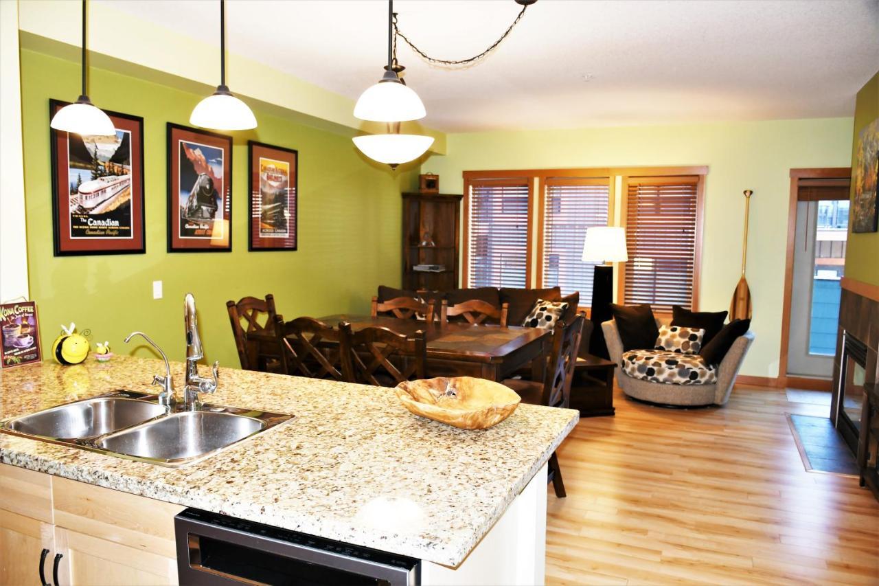 Renovated Condo, 2Br, 2Ba, Heated Pool, 3 Hot Tubs, Pets Welcome! Canmore Kültér fotó
