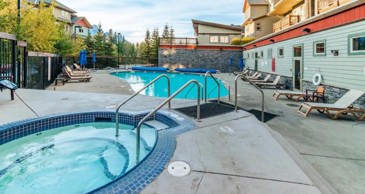 Renovated Condo, 2Br, 2Ba, Heated Pool, 3 Hot Tubs, Pets Welcome! Canmore Kültér fotó