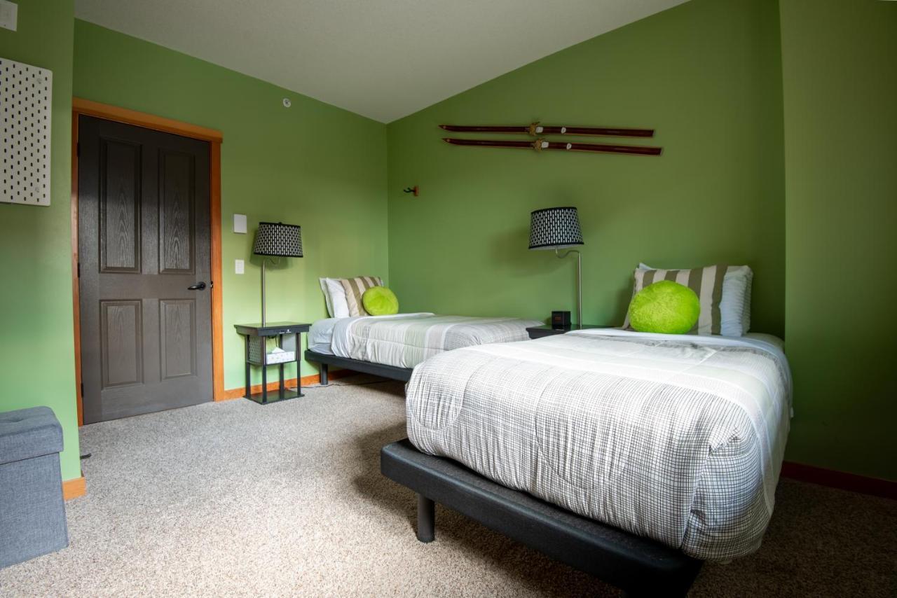 Renovated Condo, 2Br, 2Ba, Heated Pool, 3 Hot Tubs, Pets Welcome! Canmore Kültér fotó