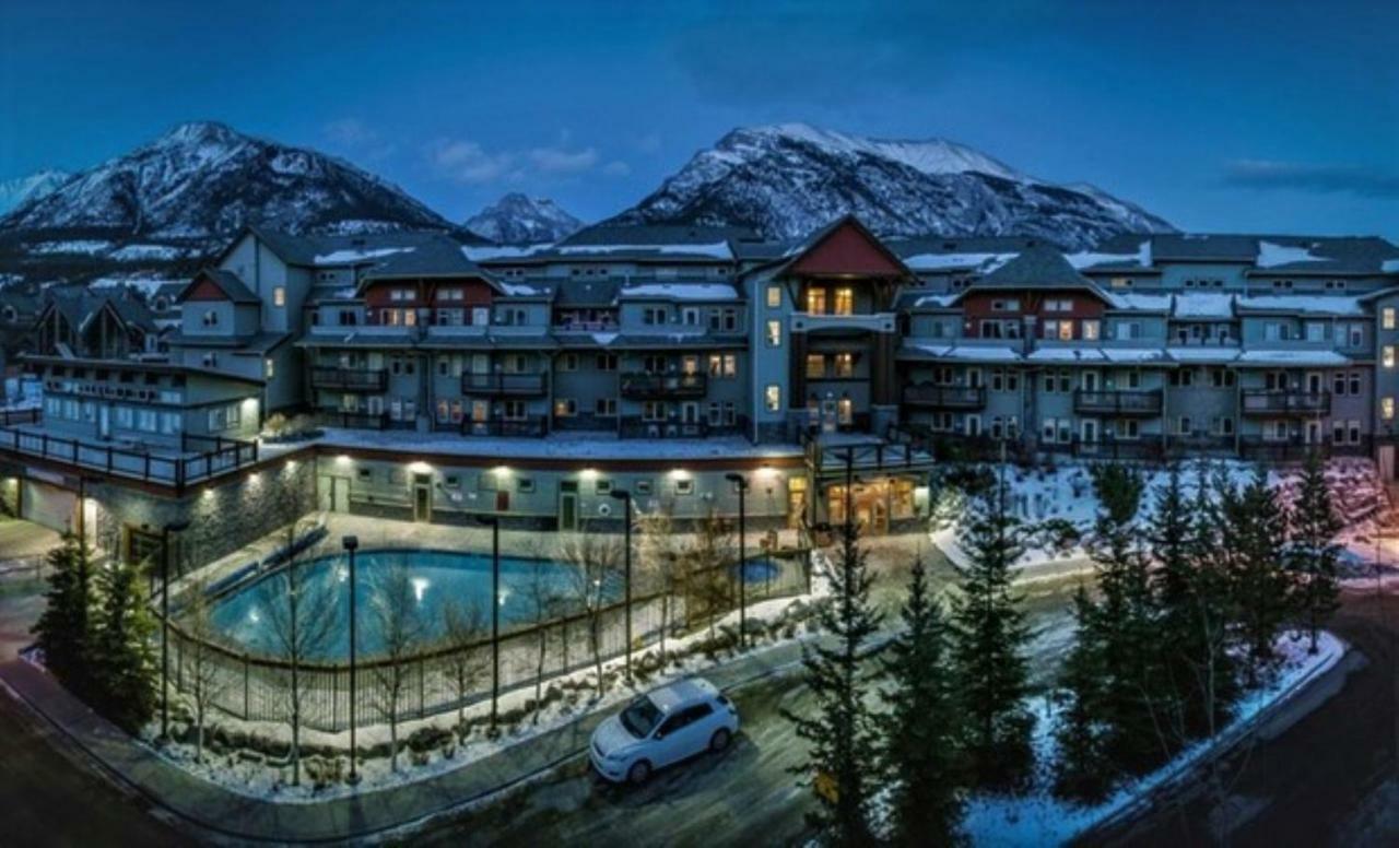 Renovated Condo, 2Br, 2Ba, Heated Pool, 3 Hot Tubs, Pets Welcome! Canmore Kültér fotó